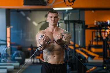 Spor salonundaki bir atlet simülatördeki eller için egzersiz yapıyor. Spor yaşam tarzı. güzellik ve sağlık