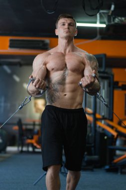 Spor salonundaki bir atlet simülatördeki eller için egzersiz yapıyor. Spor yaşam tarzı. güzellik ve sağlık