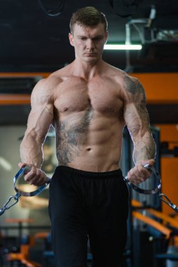 Spor salonundaki bir atlet simülatördeki eller için egzersiz yapıyor. Spor yaşam tarzı. güzellik ve sağlık