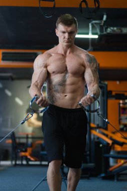 Spor salonundaki bir atlet simülatördeki eller için egzersiz yapıyor. Spor yaşam tarzı. güzellik ve sağlık