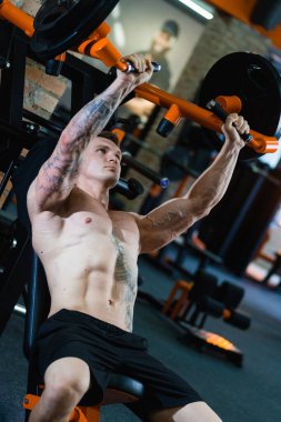 Sporcu kasları pompalar, sağlıklı beslenme ve yaşam tarzı konsepti, spor aşkı, fitness.