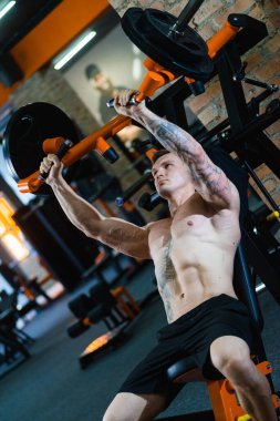 Sporcu kasları pompalar, sağlıklı beslenme ve yaşam tarzı konsepti, spor aşkı, fitness.