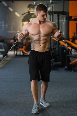 Spor salonundaki bir atlet simülatördeki eller için egzersiz yapıyor. Spor yaşam tarzı. güzellik ve sağlık