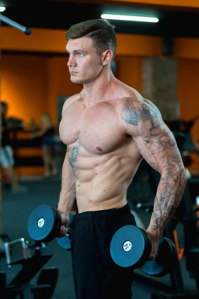 Sporcu kasları pompalar, sağlıklı beslenme ve yaşam tarzı konsepti, spor aşkı, fitness.