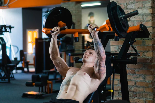 Sporcu kasları pompalar, sağlıklı beslenme ve yaşam tarzı konsepti, spor aşkı, fitness.