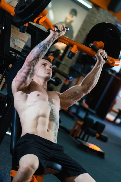 Sporcu kasları pompalar, sağlıklı beslenme ve yaşam tarzı konsepti, spor aşkı, fitness.