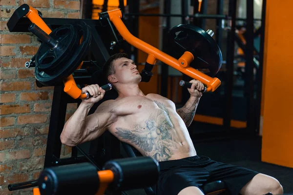 Sporcu kasları pompalar, sağlıklı beslenme ve yaşam tarzı konsepti, spor aşkı, fitness.