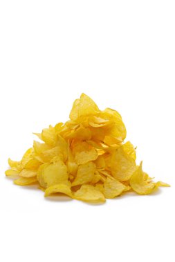 Beyaz arka planda bir kaydırak serpiştirilmiş patates cipsi. Bira için atıştırmalık ve atıştırmalıklar.