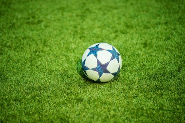 Yapay bir bölgedeki beyaz bir fotoğrafın ortasındaki futbol topuna odaklan.