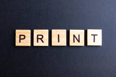 Siyah arkaplanda harfleri olan alfabe bloklarının üst görünümü. Yazı GİRİŞ.