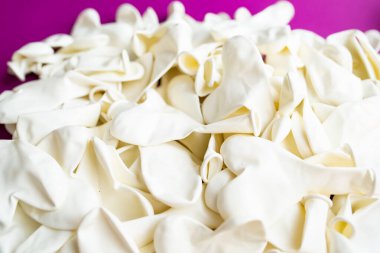 Bir grup balon pembe arka planda beyaz bir kalp şeklinde..