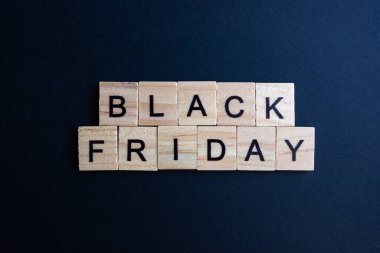 Alfabe bloklarının üst görünümü ve siyah kağıt arkaplan harfleri. Kara Cuma - harf.