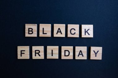 Alfabe bloklarının üst görünümü ve siyah kağıt arkaplan harfleri. Kara Cuma - harf.