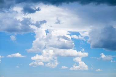 Yaz Yağmurundan Sonra Mavi Gökte Dramatik Kümülüs Bulutları.