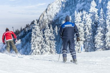 Kayakçı Kayak yokuş aşağı gidiyor