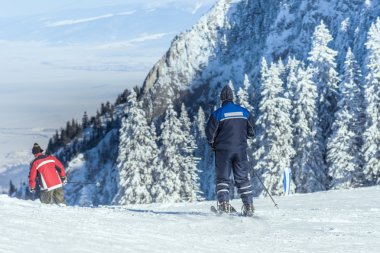 Kayakçı Kayak yokuş aşağı gidiyor