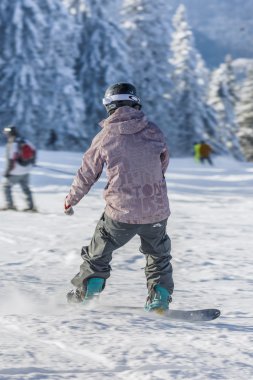 Snowboard kayak pisti üzerinde kayar