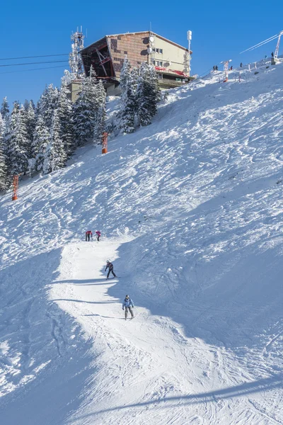 Toeristen op een skipiste in Poiana Brasov Resort — Stockfoto