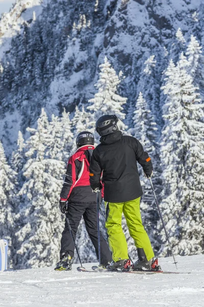 Dois esquiadores esquiando na encosta — Fotografia de Stock
