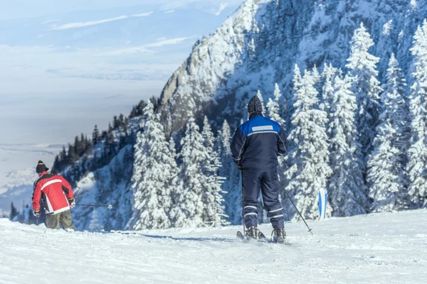 Skiër naar beneden de skipiste — Stockfoto