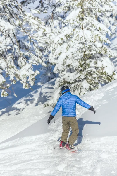 Snowboarder deslizando na pista de esqui — Fotografia de Stock