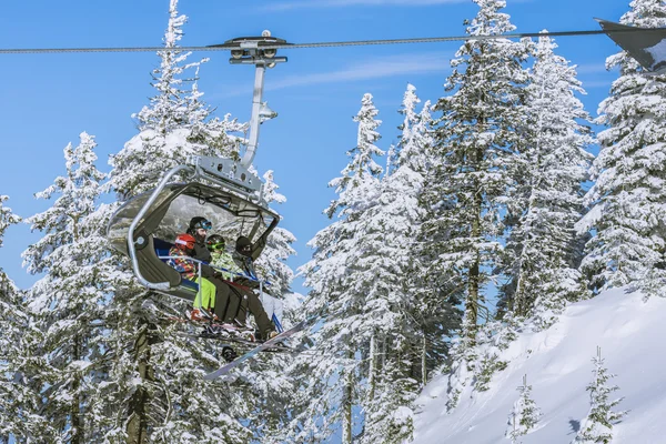 Toeristen in de stoeltjeslift in winterseizoen — Stockfoto