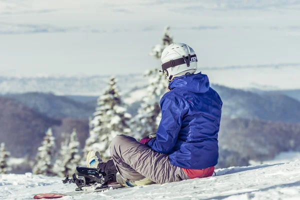 Snowboarder sentado na encosta do céu — Fotografia de Stock