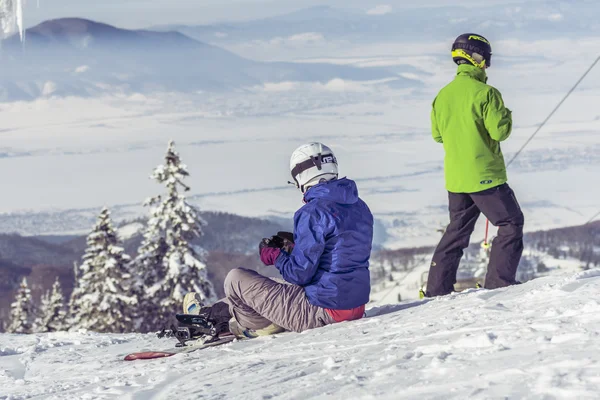 Snowboarders sentado na encosta do céu — Fotografia de Stock