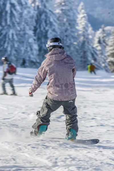Snowboarder deslizando na pista de esqui — Fotografia de Stock