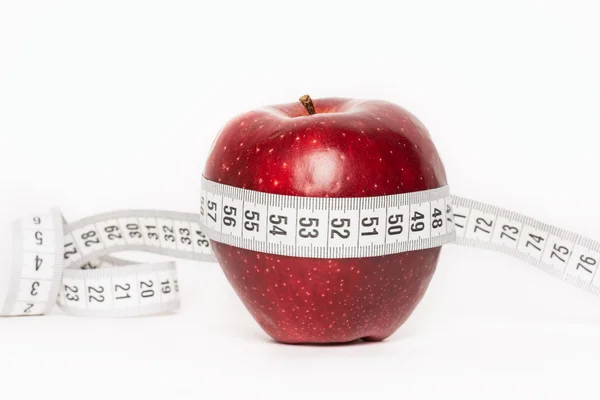 Teyp ölçme ile sağlıklı kırmızı elma — Stok fotoğraf