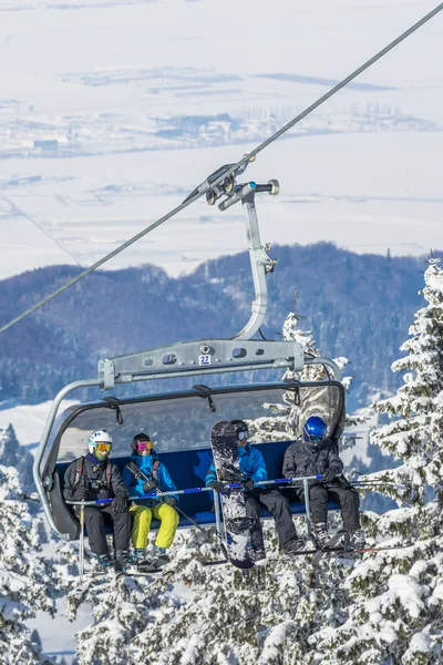 Turistas em teleférico na temporada de inverno Fotografias De Stock Royalty-Free