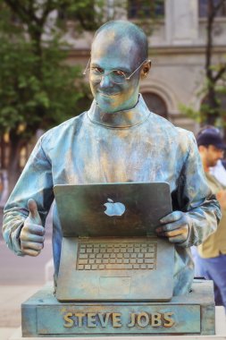  B-Fit sokakta Steve Jobs yaşam heykeli.