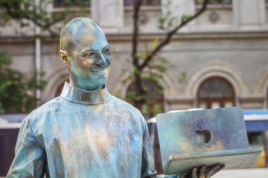  B-Fit sokakta Steve Jobs yaşam heykeli.
