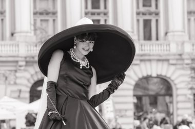  B-Fit sokakta, Audrey Hepburn.