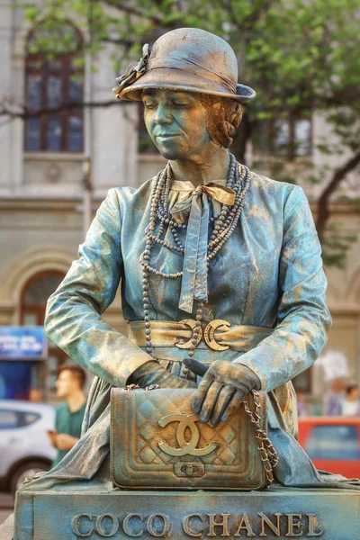 Coco Chanel estátua viva no B-FIT na rua . Fotografia De Stock