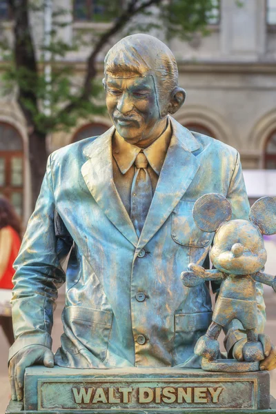 Walt Disney estátua viva em B-FIT na rua . Imagem De Stock
