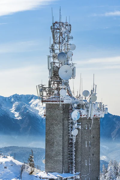 Telekommunikationen står hög med skålen och mobila antenner — Stockfoto