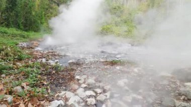 Pong Dueat sıcak bahar göleti Huai Nam Dang Ulusal Parkı, Chiang Mai, Tayland.