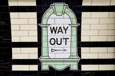 Londra, İngiltere - 13 Nisan 2015: duvar karoları Londra'da boyanmış Way Out işareti,