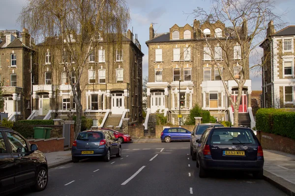 London, Storbritannien - April, 13: Rad av typiska svenska hus — Stockfoto