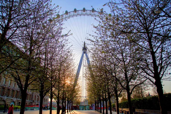 LONDRES, Reino Unido - 13 de abril: The London Eye . Imagen de stock