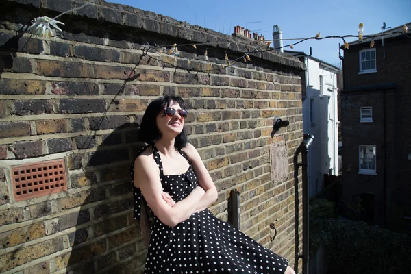 Kız siyah puantiyeli elbise ve güneş gözlüğü