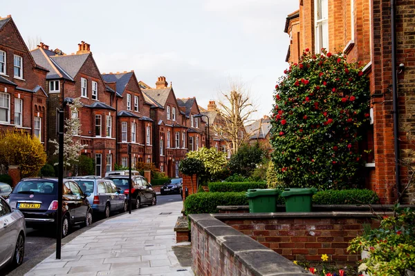 London, Verenigd Koninkrijk - 13 April: Rij van rode bakstenen huizen in Londen Stockfoto