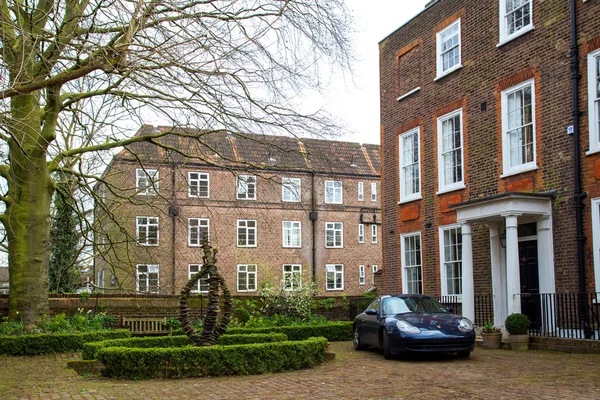 LONDRES, Reino Unido - 13 de abril: Vista de una lujosa casa de pueblo inglesa Fotos de stock libres de derechos