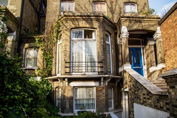 Londýn, Velká Británie - duben, 13: Anglický dům s bílé krajkové záclony Royalty Free Stock Obrázky