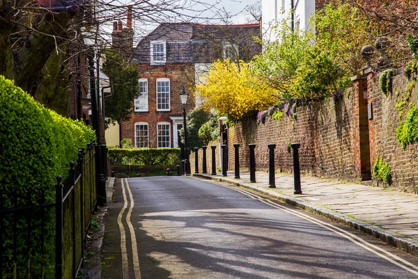 ЛОНДОН, Великобритания - 13 апреля: Типичная английская улица весной с викторианскими домами в Лондоне Стоковое Изображение