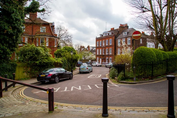 London, Verenigd Koninkrijk - 13 April: Typisch Engels straat met Victoriaanse huizen — Stockfoto