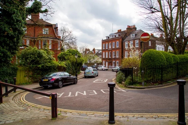 LONDRES, Reino Unido - 13 de abril: Calle típica inglesa con casas victorianas Imagen de archivo