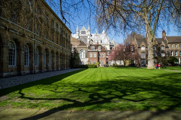 LONDON - APRIL 14: Courtyard of Westminster Abbey in spring. The abbey is the venue for many royal occasions like weddings and coronations — Stock Photo, Image