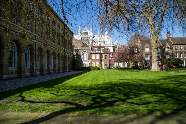 London - 14 April: Gården av Westminster Abbey under våren. Klostret är platsen för många kungliga tillfällen som bröllop och kröningar — Stockfoto